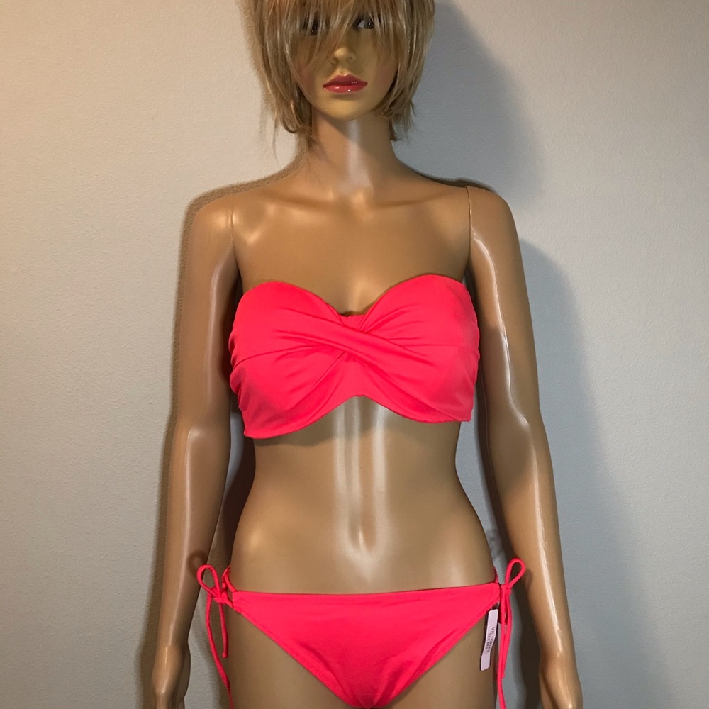Victoria's Secret - Picture 2 of 6